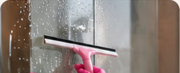 Mencuci cermin dengan squeegee